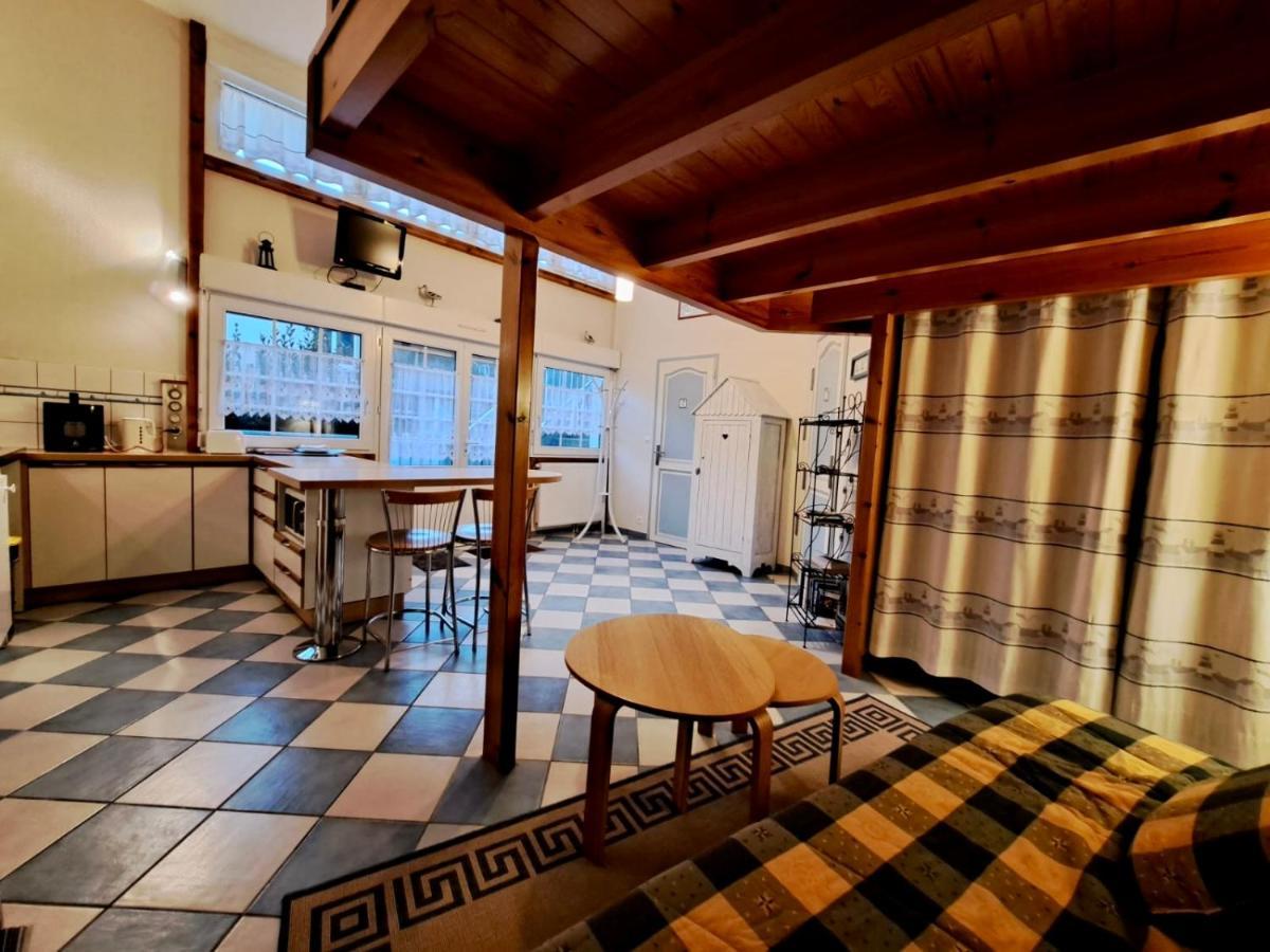 Petite Maison De *