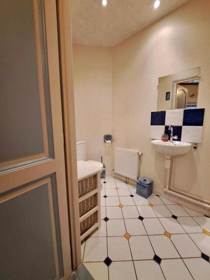 Petite Maison De *